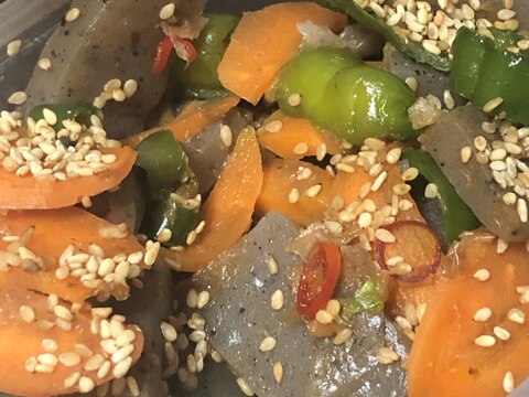 こんにゃくと野菜のピリ辛炒め